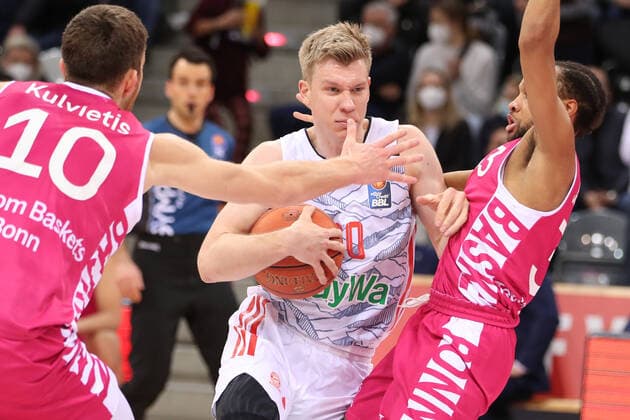 08 03 22, Bonn, Basketball, 1 Bundesliga, easyCredit BBL, Hauptrunde, 25 Spieltag, Telekom Dome Telekom Baskets Bonn FC Bayern Muenchen Ognjen Jaramaz M of Bayern Muenchen fights against Saulius Kulvietis l and Parker Jackson Cartwright of Telekom Baskets Bonn for the ball Baskets Bonn Bayern Muenchen