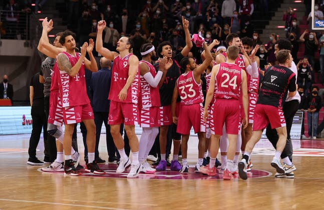 Bonn, Germany 08 03 2022, Telekom Dome, Basketball Bundesliga, 24 match day, BBL, Telekom Baskets Bonn vs FC Bayern Munich, the Telekom Baskets Bonn team cheers after the victory.