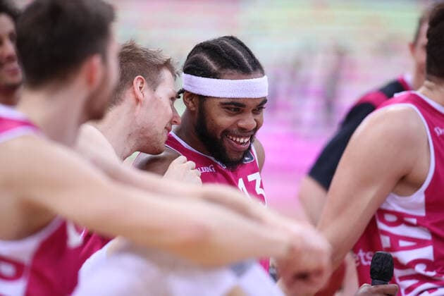 08 03 22, Bonn, Basketball, 1 Bundesliga, easyCredit BBL, Hauptrunde, 25 Spieltag, Telekom Dome Telekom Baskets Bonn FC Bayern Muenchen Javontae Hawkins and teammates of Telekom Baskets Bonn cheer after victory Baskets Bonn Bayern Muenchen