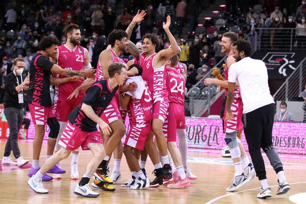 08 03 22, Bonn, Basketball, 1 Bundesliga, easyCredit BBL, Hauptrunde, 25 Spieltag, Telekom Dome Telekom Baskets Bonn FC Bayern Muenchen Players of Telekom Baskets Bonn cheer after victory Baskets Bonn Bayern Muenchen