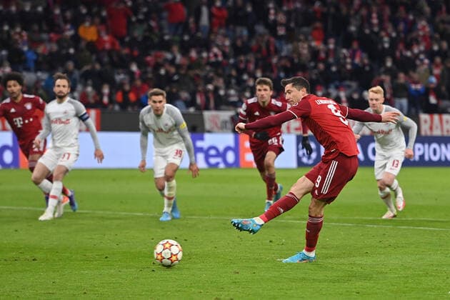 Goal Robert LEWANDOWSKI Bayern Muenchen to 2 0 by penalty,penalty kick, action,goal shot Football Champions League Round of 16 FC Bayern Muenchen RB Salzburg 7 1, on 08 03 2022 A L L I A N Z A R E N A