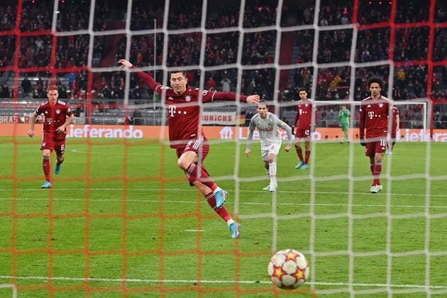 Goal to 1 0 by Robert LEWANDOWSKI Bayern Muenchen from penalty,penalty kick,action,goal shot back goal camera,back goal perspective Football Champions League Round of 16 FC Bayern Muenchen RB Salzburg 7 1, on 08 03 2022 A L L I A N Z A R E N A