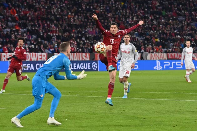 Goal chance Robert LEWANDOWSKI Bayern Muenchen action, duel against goalkeeper Philipp KOEHN Salzburg , penalty area scene Football Champions League Round of 16 FC Bayern Muenchen RB Salzburg 7 1, on 08 03 2022 A L L I A N Z A R E N A