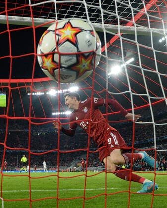 Football, men, season 2021 2022, Champions League Round of 16, second leg , FC Bayern Munich RB Salzburg 7 1 , Robert Lewandowski Bayern Munich , cheering after goal to 3 0, 08 03 2022, Copyright: xMatthiasxKochx