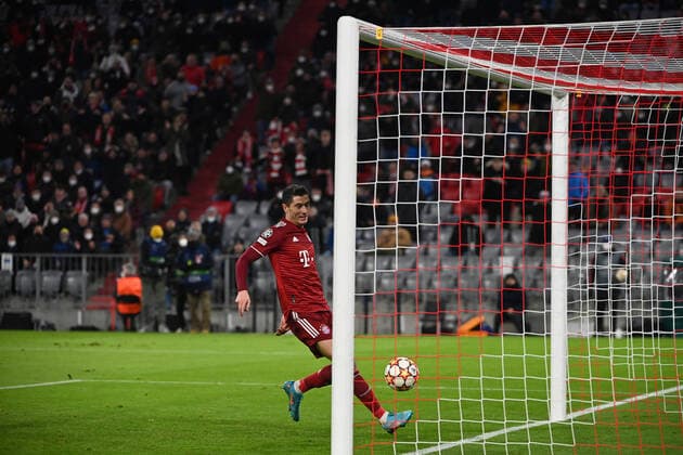 Football, men, season 2021 2022, Champions League Round of 16, second leg , FC Bayern Munich RB Salzburg 7 1 , Robert Lewandowski Bayern Munich , scores the goal to 3 0 against goalkeeper Philipp Köhn not in picture, Red Bull Salzburg , 08 03 2022, Copyright: xMatthiasxKochx