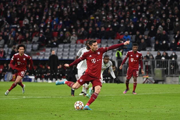 Football, men, season 2021 2022, Champions League Round of 16, second leg , FC Bayern Munich RB Salzburg 7 1 , Robert Lewandowski Bayern Munich scores the goal on penalty kick to 2 0 against goalkeeper Philipp Köhn not in picture, Red Bull Salzburg , 08 03 2022, Copyright: xMatthiasxKochx