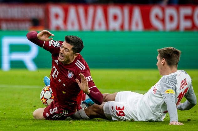 Foul by Maximilian Wöber Salzburg on Robert Lewandowski Muenchen FC Bayern Munich vs Red Bull Salzburg 08 03 2022, Football Champions League, 2021 season 22 Photo Moritz Müller