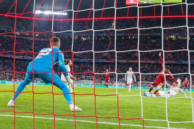 Foul on Robert Lewandowski FC Bayern Muenchen, 09 , to the penalty to score the 1 0, back goal, GER, FC Bayern Muenchen vs FC Red Bull Salzburg, football, Champions League, round of 16, rematch, season 2021 2022, 08 03 2022, GER, FC Bayern Muenchen vs FC Red Bull Salzburg, football, Champions League, round of 16, rematch, season 2021 2022, 08 03 2022 Muenchen Copyright: xEibner-Pressefoto SaschaxWaltherx EP_EER