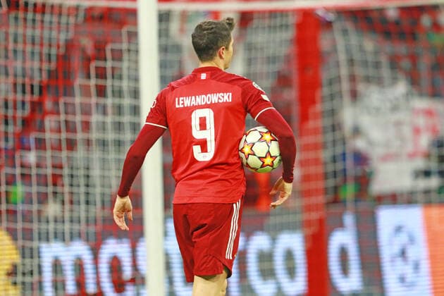 9 Robert Lewandowski FCB takes home a match ball as a souvenir, end of match, Curious, Football UEFA Champions League FC Bayern Muenchen FC Red Bull Salzburg Allianz Arena 08 03 2022 PHOTO Mladen Lackovic LakoPress