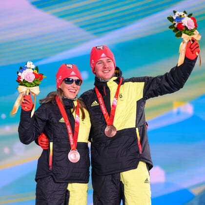 Paralympic Games Beijing 2022 09 3 2022 Day 5 ZHANGIJAKOU, PEOPLES REPUBLIC OF CHINA MARCH 09 Image of the Paralympic Games Beijing 2022 during the medal ceremonies at Zhangijakou Medals Plaza of Zhangijakou on 20 8 2021 in Hebei Peoples Republic of China KAZMAIER, Linn GER , local club SZ Roemerstein WUER , date of birth 05 11 2006 place of birth Nuertingen, paralympic classification B3 and her guide BAUMANN, Florian GER on the podium for their bronce medal Oliver Kremer DBS Copyright: xBEAUTIFULxSPORTS OliverxKremerx