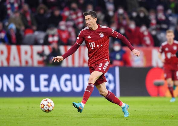 FOOTBALL CHAMPIONS LEAGUE SEASON 2021 2022 Round of 16 second leg FC Bayern Muenchen FC Salzburg 08 03 2022 Robert Lewandowski FC Bayern Muenchen on the ball