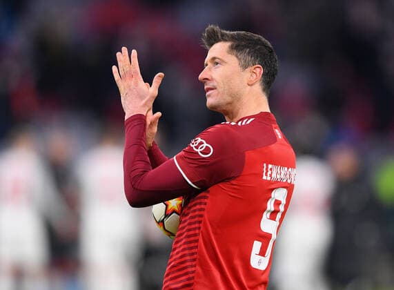 FOOTBALL CHAMPIONS LEAGUE SEASON 2021 2022 Round of 16 second leg FC Bayern Muenchen FC Salzburg 08 03 2022 FINAL CHEER FC Bayern Muenchen triple goal scorer Robert Lewandowski secures the match ball