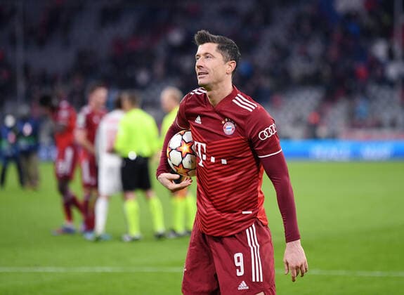FOOTBALL CHAMPIONS LEAGUE SEASON 2021 2022 Round of 16 second leg FC Bayern Muenchen FC Salzburg 08 03 2022 FINAL CHEER FC Bayern Muenchen triple goal scorer Robert Lewandowski secures the match ball