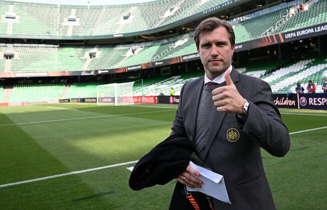 09 03 2022, xjhx, football UEFA Europa League, Real Betis Sevilla Eintracht Frankfurt emspor, v l Head of Licensed Matches Team Manager Timmo Hardung Eintracht Frankfurt Thumbs Up Satisfied DFL DFB REGULATES PROHIBIT ANY USE OF PHOTOGRAPHS as IMAGE SEQUENCES and or QUASI VIDEO Sevilla