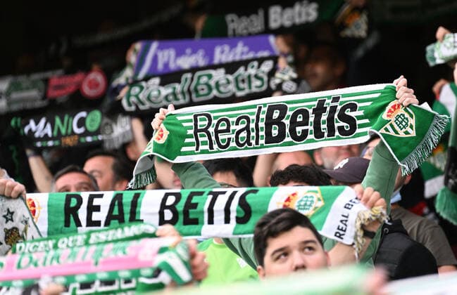 09 03 2022, xjhx, football UEFA Europa League, Real Betis Sevilla Eintracht Frankfurt emspor, v l fans spectators mood flag flags Betis Sevilla DFL DFB REGULATIONS PROHIBIT ANY USE OF PHOTOGRAPHS as IMAGE SEQUENCES and or QUASI VIDEO Sevilla