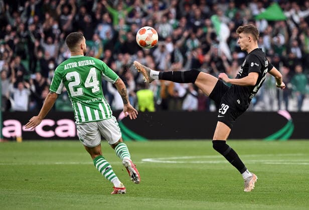 09 03 2022, xjhx, football UEFA Europa League, Real Betis Sevilla Eintracht Frankfurt emspor, v l Aitor Ruibal Real Betis Sevilla Jesper Lindström Lindstroem Eintracht Frankfurt Zweikampf, action, battle for the ball DFL DFB REGULATIONS PROHIBIT ANY USE OF PHOTOGRAPHS as IMAGE SEQUENCES and or QUASI VIDEO Sevilla
