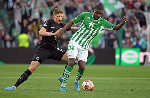 09 03 2022, xjhx, football UEFA Europa League, Real Betis Sevilla Eintracht Frankfurt emspor, v l Kristijan Jakic Eintracht Frankfurt William Carvalho Real Betis Sevilla duel, action, battle for the ball DFL DFB REGULATIONS PROHIBIT ANY USE OF PHOTOGRAPHS AS IMAGE SEQUENCES AND OR QUASI VIDEO Sevilla