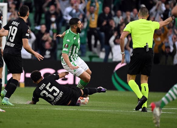 09 03 2022, xjhx, football UEFA Europa League, Real Betis Sevilla Eintracht Frankfurt emspor, v l Tuta Eintracht Frankfurt Nabil Fekir Real Betis Sevilla duel, action, battle for the ball DFL DFB REGULATIONS PROHIBIT ANY USE OF PHOTOGRAPHS AS IMAGE SEQUENCES AND OR QUASI VIDEO Sevilla
