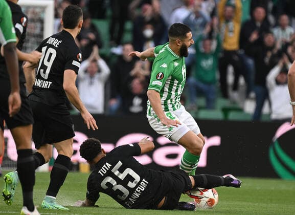 09 03 2022, xjhx, football UEFA Europa League, Real Betis Sevilla Eintracht Frankfurt emspor, v l Tuta Eintracht Frankfurt Nabil Fekir Real Betis Sevilla duel, action, battle for the ball DFL DFB REGULATIONS PROHIBIT ANY USE OF PHOTOGRAPHS AS IMAGE SEQUENCES AND OR QUASI VIDEO Sevilla