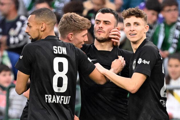 09 03 2022, xjhx, football UEFA Europa League, Real Betis Sevilla Eintracht Frankfurt emspor, v l goal celebration after the goal celebrating the goal celebrate 0 1 by Filip Kostic Eintracht Frankfurt DFL DFB REGULATIONS PROHIBIT ANY USE OF PHOTOGRAPHS as IMAGE SEQUENCES and or QUASI VIDEO Sevilla