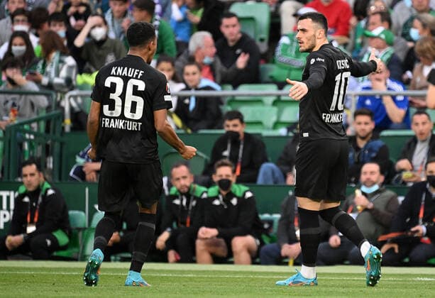 09 03 2022, xjhx, football UEFA Europa League, Real Betis Sevilla Eintracht Frankfurt emspor, v l goal celebration after the goal celebrating the goal celebrate 0 1 by Filip Kostic Eintracht Frankfurt DFL DFB REGULATIONS PROHIBIT ANY USE OF PHOTOGRAPHS as IMAGE SEQUENCES and or QUASI VIDEO Sevilla