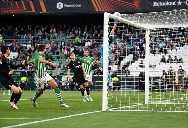 09 03 2022, xjhx, football UEFA Europa League, Real Betis Sevilla Eintracht Frankfurt emspor, v l Filip Kostic Eintracht Frankfurt scores the Goal 0 1 Claudio Bravo Real Betis Sevilla DFL DFB REGULATIONS PROHIBIT ANY USE OF PHOTOGRAPHS AS IMAGE SEQUENCES AND OR QUASI VIDEO Sevilla