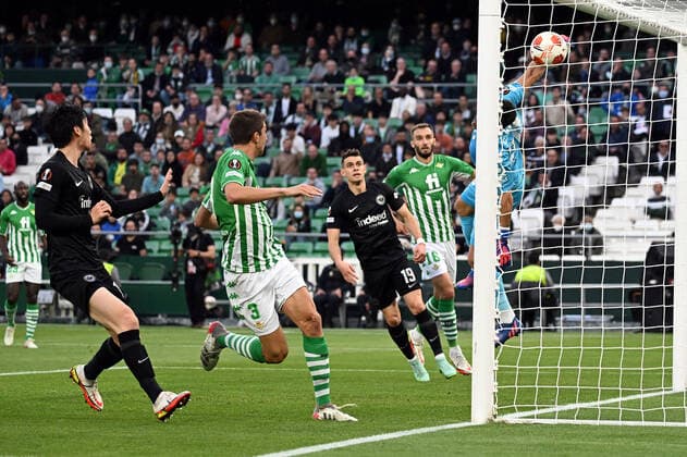 09 03 2022, xjhx, football UEFA Europa League, Real Betis Sevilla Eintracht Frankfurt emspor, v l Filip Kostic Eintracht Frankfurt scores the Goal 0 1 Claudio Bravo Real Betis Sevilla DFL DFB REGULATIONS PROHIBIT ANY USE OF PHOTOGRAPHS AS IMAGE SEQUENCES AND OR QUASI VIDEO Sevilla