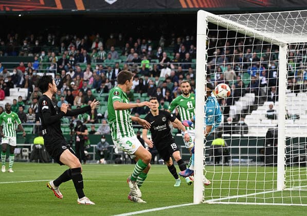 09 03 2022, xjhx, football UEFA Europa League, Real Betis Sevilla Eintracht Frankfurt emspor, v l Filip Kostic Eintracht Frankfurt scores the Goal 0 1 Claudio Bravo Real Betis Sevilla DFL DFB REGULATIONS PROHIBIT ANY USE OF PHOTOGRAPHS AS IMAGE SEQUENCES AND OR QUASI VIDEO Sevilla