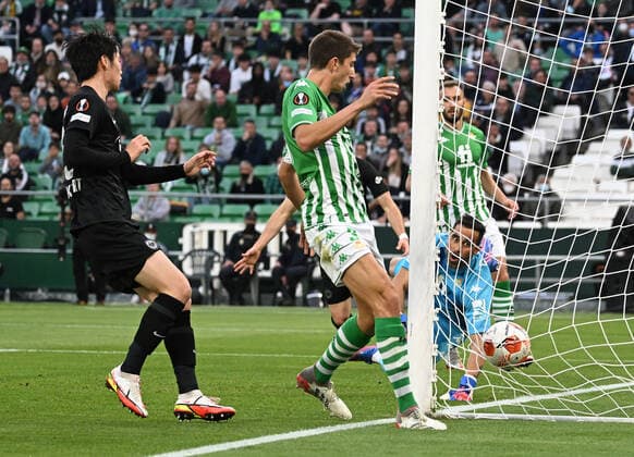 09 03 2022, xjhx, football UEFA Europa League, Real Betis Sevilla Eintracht Frankfurt emspor, v l Filip Kostic Eintracht Frankfurt scores the Goal 0 1 Claudio Bravo Real Betis Sevilla DFL DFB REGULATIONS PROHIBIT ANY USE OF PHOTOGRAPHS AS IMAGE SEQUENCES AND OR QUASI VIDEO Sevilla