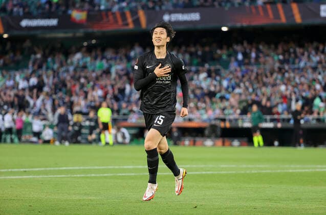 09 03 2022, Football UEFA Europa League, Real Betis Sevilla Eintracht Frankfurt, emonline, emspor, v l , Goal celebration to 1 2 by Daichi Kamada Eintracht Frankfurt , Goal celebration, celebrate the goal DFL DFB REGULATES PROHIBIT ANY USE OF PHOTOGRAPHS AS IMAGE SEQUENCES AND OR QUASI VIDEO xdcx Copyright: HMBxMedia