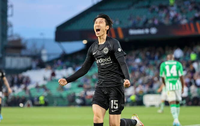 09 03 2022, Football UEFA Europa League, Real Betis Sevilla Eintracht Frankfurt, emonline, emspor, v l , Goal celebration to 1 2 by Daichi Kamada Eintracht Frankfurt , Goal celebration, celebrate the goal DFL DFB REGULATES PROHIBIT ANY USE OF PHOTOGRAPHS AS IMAGE SEQUENCES AND OR QUASI VIDEO xdcx Copyright: HMBxMedia