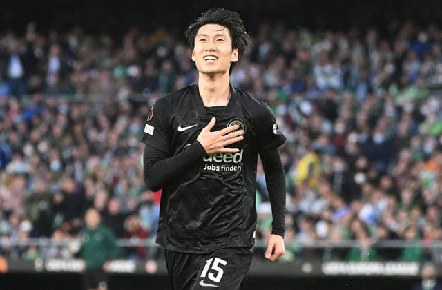 09 03 2022, xjhx, football UEFA Europa League, Real Betis Sevilla Eintracht Frankfurt emspor, v l goal celebration after the goal celebrating the goal celebrate 1 2 by Daichi Kamada Eintracht Frankfurt DFL DFB REGULATIONS PROHIBIT ANY USE OF PHOTOGRAPHS as IMAGE SEQUENCES and or QUASI VIDEO Sevilla