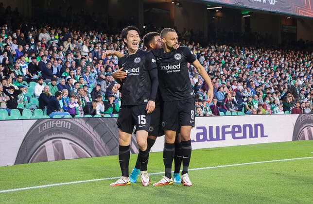 09 03 2022, Football UEFA Europa League, Real Betis Sevilla Eintracht Frankfurt, emonline, emspor, v l , Goal celebration to 1 2 by Daichi Kamada Eintracht Frankfurt , Goal celebration, celebrate the goal DFL DFB REGULATES PROHIBIT ANY USE OF PHOTOGRAPHS AS IMAGE SEQUENCES AND OR QUASI VIDEO xdcx Copyright: HMBxMedia