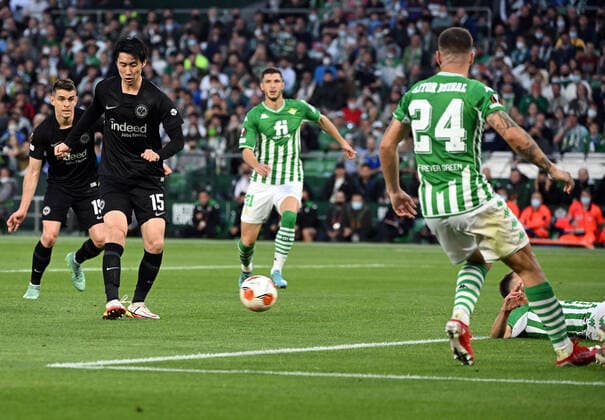 09 03 2022, xjhx, football UEFA Europa League, Real Betis Sevilla Eintracht Frankfurt emspor, v l Daichi Kamada Eintracht Frankfurt scores the Goal 1 2 DFL DFB REGULATIONS PROHIBIT ANY USE OF PHOTOGRAPHS as IMAGE SEQUENCES and or QUASI VIDEO Sevilla