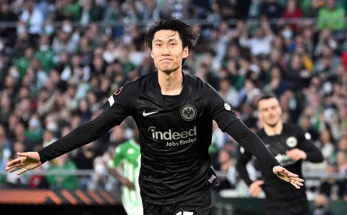 09 03 2022, xjhx, football UEFA Europa League, Real Betis Sevilla Eintracht Frankfurt emspor, v l goal celebration after the goal celebrating the goal celebrate 1 2 by Daichi Kamada Eintracht Frankfurt DFL DFB REGULATIONS PROHIBIT ANY USE OF PHOTOGRAPHS as IMAGE SEQUENCES and or QUASI VIDEO Sevilla