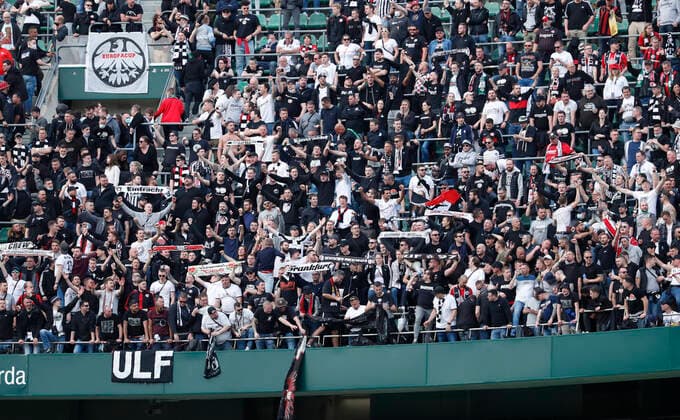 Partido de ida de octavos de final de la Europa League entre el Betis y el Eintracht. En la imagen, aficionados del Eintracht. 1 16 Europa League first leg match between Betis and Eintracht. In this picture, Eintracht supporters. 