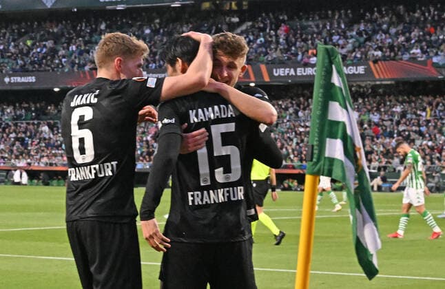 09 03 2022, xjhx, football UEFA Europa League, Real Betis Sevilla Eintracht Frankfurt emspor, v l goal celebration after the goal celebrating the goal celebrate 1 2 by Daichi Kamada Eintracht Frankfurt DFL DFB REGULATIONS PROHIBIT ANY USE OF PHOTOGRAPHS as IMAGE SEQUENCES and or QUASI VIDEO Sevilla