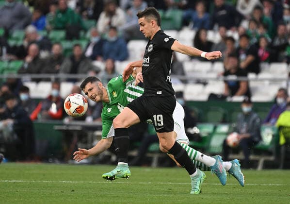 09 03 2022, xjhx, football UEFA Europa League, Real Betis Sevilla Eintracht Frankfurt emspor, v l Guido Rodriguez Real Betis Sevilla Rafael Borre, Rafael Santos Borre Maury Eintracht Frankfurt Zweikampf, action, battle for the ball DFL DFB REGULATIONS PROHIBIT ANY USE OF PHOTOGRAPHS AS IMAGE SEQUENCES AND OR QUASI VIDEO Sevilla