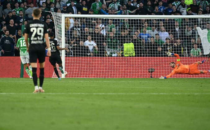 09 03 2022, xjhx, football UEFA Europa League, Real Betis Sevilla Eintracht Frankfurt emspor, v l goal to 1 1 by Nabil Fekir Real Betis Sevilla Kevin Trapp Eintracht Frankfurt DFL DFB REGULATIONS PROHIBIT ANY USE OF PHOTOGRAPHS as IMAGE SEQUENCES and or QUASI VIDEO Sevilla