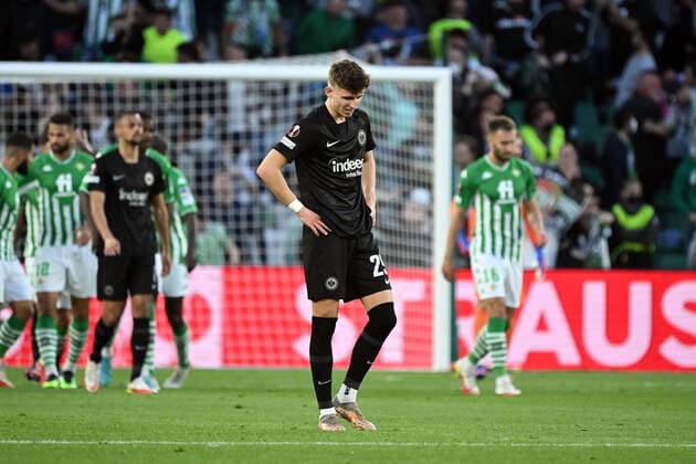 09 03 2022, xjhx, football UEFA Europa League, Real Betis Sevilla Eintracht Frankfurt emspor, v l Jesper Lindström Lindstroem Eintracht Frankfurt disappointed sad frustrated dissapointed after the goal to 1 1 by Nabil Fekir Real Betis Sevilla DFL DFB REGULATIONS PROHIBIT ANY USE OF PHOTOGRAPHS as IMAGE SEQUENCES and or QUASI VIDEO Sevilla
