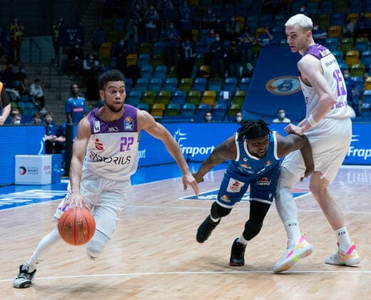 09 03 2022, xsltx, Basketball BBL Bundesliga, Frankfurt Skyliners BG Göttingen emspor, v l Stephen Brown Jr Guard BG Göttingen , Will Cherry Point Guard Fraport Skyliners , Philipp Hartwich Center BG Göttingen DFL DFB REGULATIONS PROHIBIT ANY USE OF PHOTOGRAPHS as IMAGE SEQUENCES and or QUASI VIDEO Frankfurt am Main