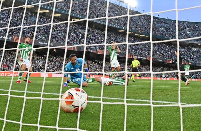 09 03 2022, xjhx, football UEFA Europa League, Real Betis Sevilla Eintracht Frankfurt emspor, v l Daichi Kamada Eintracht Frankfurt scores the Goal 1 2 Claudio Bravo Real Betis Sevilla DFL DFB REGULATIONS PROHIBIT ANY USE OF PHOTOGRAPHS AS IMAGE SEQUENCES AND OR QUASI VIDEO Sevilla
