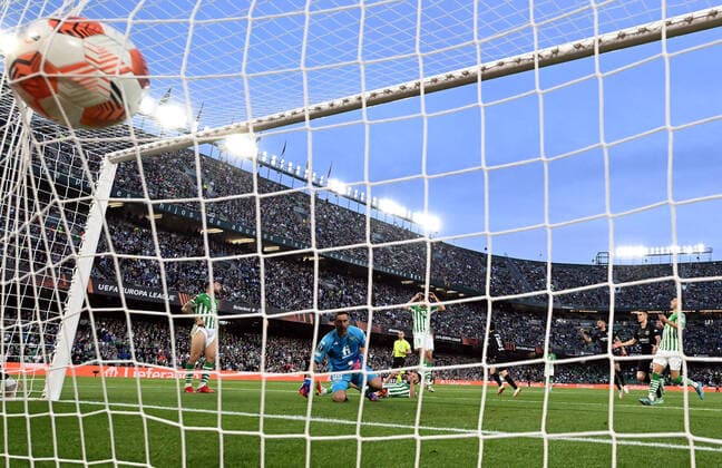 09 03 2022, xjhx, football UEFA Europa League, Real Betis Sevilla Eintracht Frankfurt emspor, v l Daichi Kamada Eintracht Frankfurt scores the Goal 1 2 Claudio Bravo Real Betis Sevilla DFL DFB REGULATIONS PROHIBIT ANY USE OF PHOTOGRAPHS AS IMAGE SEQUENCES AND OR QUASI VIDEO Sevilla
