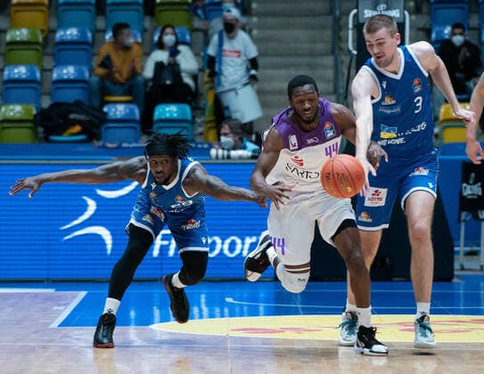 09 03 2022, xsltx, Basketball BBL Bundesliga, Frankfurt Skyliners BG Göttingen emspor, v l Will Cherry Point Guard Fraport Skyliners , Kamar Baldwin Guard BG Göttingen , Matt Haarms Center Fraport Skyliners DFL DFB REGULATIONS PROHIBIT ANY USE OF PHOTOGRAPHS as IMAGE SEQUENCES and or QUASI VIDEO Frankfurt am Main