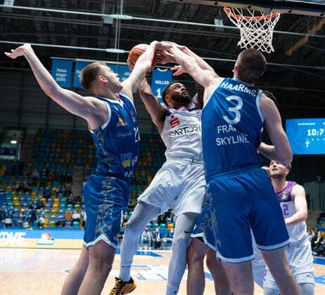 09 03 2022, xsltx, Basketball BBL Bundesliga, Frankfurt Skyliners BG Göttingen emspor, v l Lorenz Brenneke Power Forward Fraport Skyliners , Jeff Roberson Forward BG Göttingen , Matt Haarms Center Fraport Skyliners , Jake Toolson Guard BG Göttingen DFL DFB REGULATIONS PROHIBIT ANY USE OF PHOTOGRAPHS as IMAGE SEQUENCES and or QUASI VIDEO Frankfurt am Main