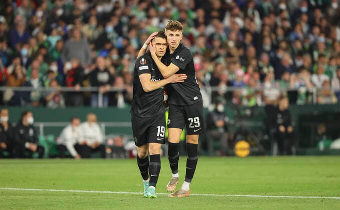 09 03 2022, Football UEFA Europa League, Real Betis Sevilla Eintracht Frankfurt, emonline, emspor, v l , Rafael Borre Eintracht Frankfurt consoles Jesper Lindström Eintracht Frankfurt DFL DFB REGULATIONS PROHIBIT ANY USE OF PHOTOGRAPHS AS IMAGE SEQUENCES AND OR QUASI VIDEO xdcx Copyright: HMBxMedia