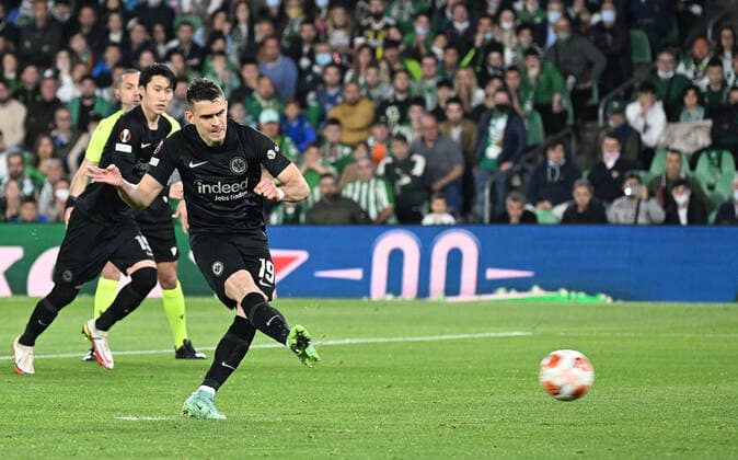 09 03 2022, xjhx, football UEFA Europa League, Real Betis Sevilla Eintracht Frankfurt emspor, v l Rafael Borre, Rafael Santos Borre Maury Eintracht Frankfurt fails to Claudio Bravo Real Betis Sevilla hand penalty missed awarded DFL DFB REGULATIONS PROHIBIT ANY USE OF PHOTOGRAPHS as IMAGE SEQUENCES and or QUASI VIDEO Sevilla