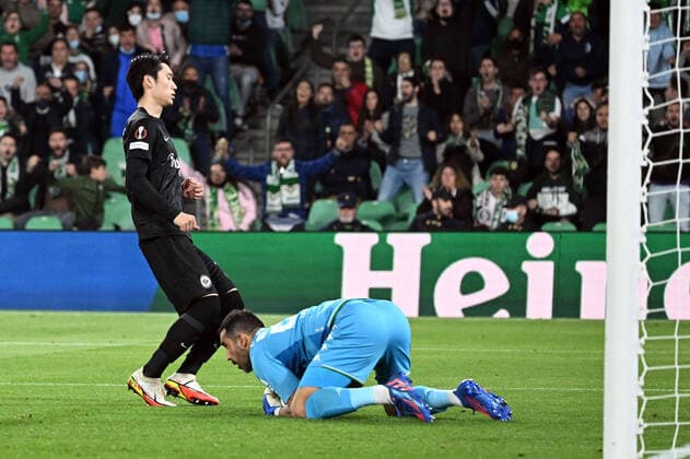 09 03 2022, xjhx, football UEFA Europa League, Real Betis Sevilla Eintracht Frankfurt emspor, v l Claudio Bravo Real Betis Sevilla saves the hand penalty of Rafael Borre, Rafael Santos Borre Maury Eintracht Frankfurt DFL DFB REGULATIONS PROHIBIT ANY USE OF PHOTOGRAPHS as IMAGE SEQUENCES and or QUASI VIDEO Sevilla