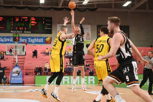 Viktors Iljins Itzehoe Eagles 13 vs Daniel Keppeler Tigers Tuebingen 31 Tigers Tuebingen vs Itzehoe Eagles Basketball, Maenner, Barmer, 2 Basketball Bundesliga, ProA Hauptrunde , 26 Spieltag, 09 03 2022 Foto Eibner Tobias Baur Tigers Tuebingen vs Itzehoe Eagles Basketball, 2 Basketball Bundesliga, Liga Pro A, 26 Spieltag, 09 03 2022 Tuebingen Copyright: xEibner-Pressefotox EP_TBR
