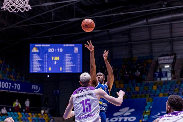 easyCredit BBL, Fraport Skyliners vs BG Göttingen, Frankfurt, Fraport Arena, 9 3 2022 Jamel McLean Fraport Skyliners 1 Philipp Hartwich BG Göttingen 15 , Fraport Skyliners vs BG Göttingen, Frankfurt, Fraport Arena, 9 3 2022 Copyright: xBEAUTIFULxSPORTS Gawlikx